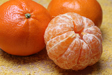 Load image into Gallery viewer, Medium Box of California Valencia Oranges (approximately 20 oranges, size varies)
