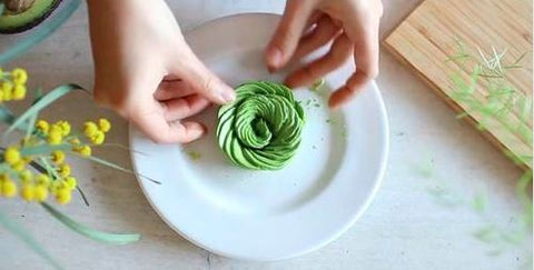 How to make an avocado rose decoration.